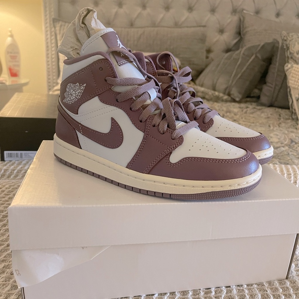 Nike Air Jordan 1 Mids pure platinum mauve size 7
